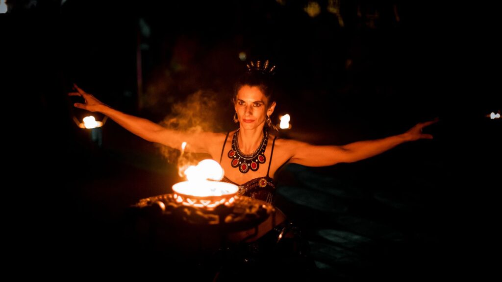 Feuertänzerin bewegt sich elegant mit Feuerschale wie ein Ritual passt zur Geschichte der Feuershows